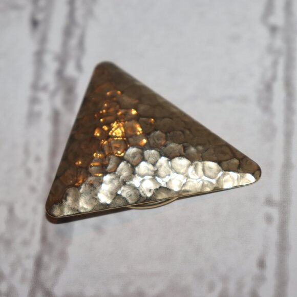 🔺✨💛 VINTAGE GOLD HAMMERED TRIANGLE SCARF CLIP · 1 ⅞" WIDE - Picture 1 of 4